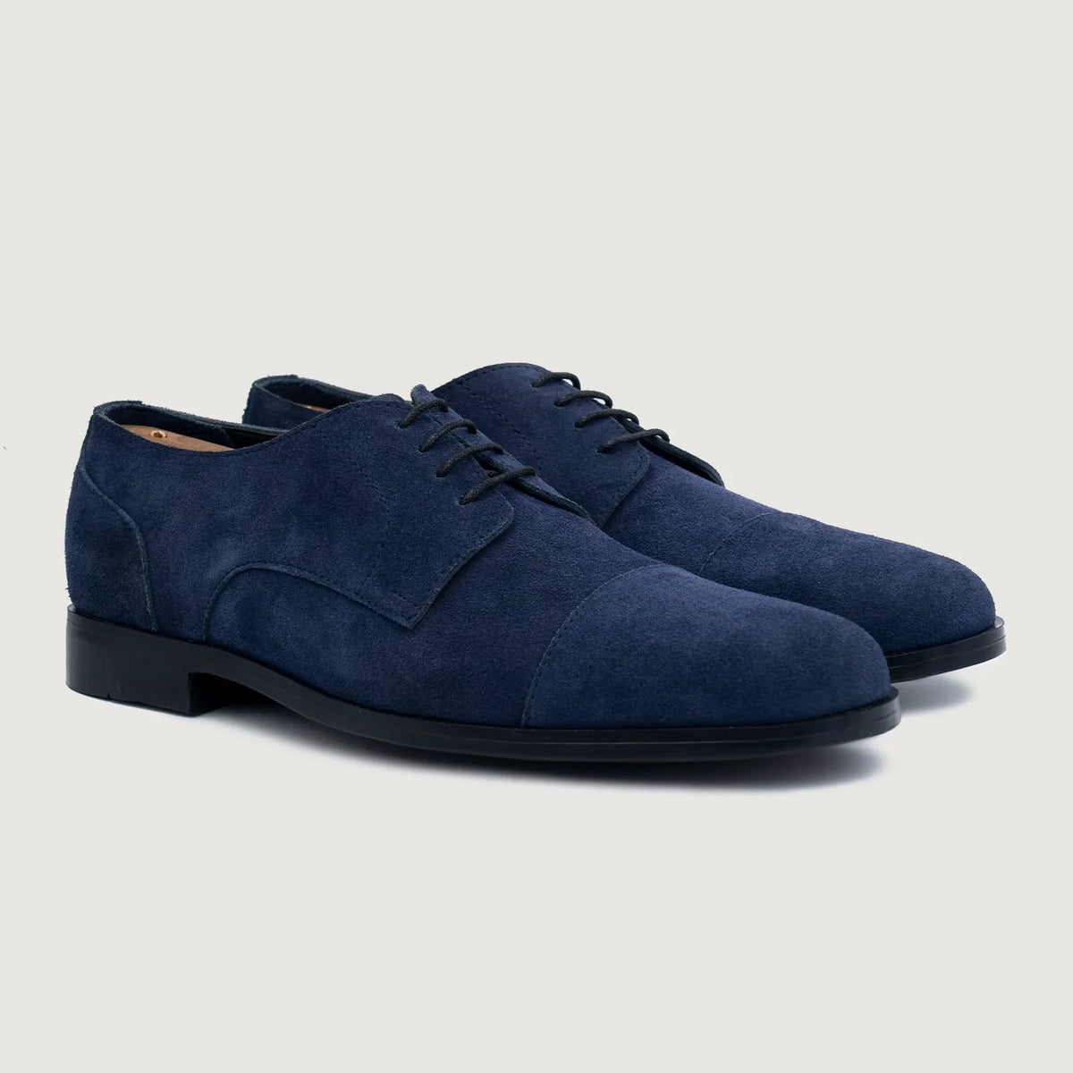 Attorney Derby Midnight Niebieski Suede Skórzane buty Męska For Men in Midnight Blue Goatskin Suede - Widok z profilu | Kup online w oficjalnym sklepie