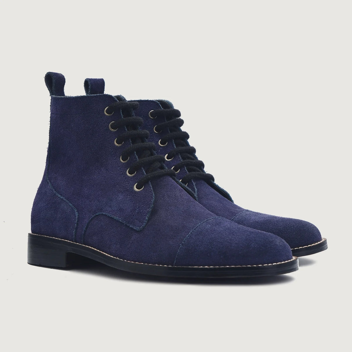 Knight Derby Midnight Niebieski Suede Skórzane trzewiki Męska For Men in Midnight Blue Goatskin Suede - Widok z profilu | Kup online w oficjalnym sklepie
