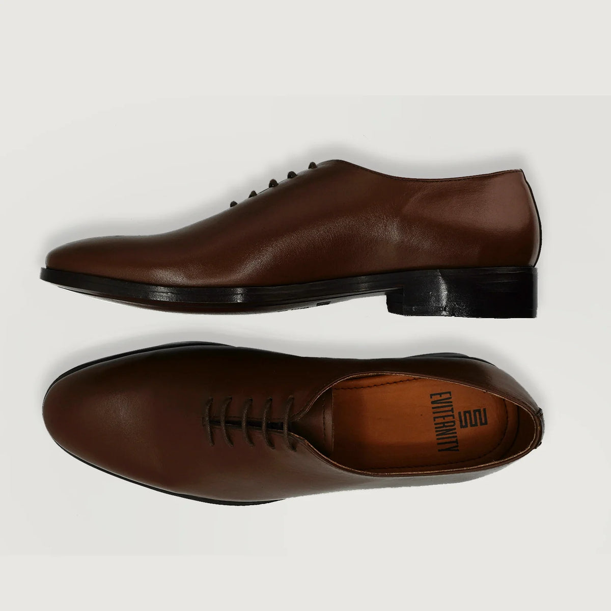 Director Wholecut Brązowy Skórzane buty Męska For Men - Widok z boku z ergonomicznym krojem rękawa