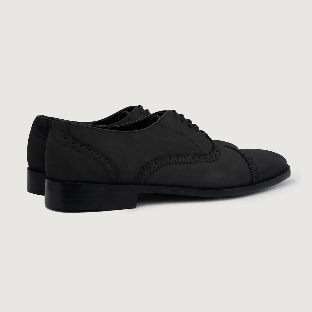 High-Traction Rubber Outsole & Lug Tread Pattern on Greyson Brogues Oxford Czarny Nubuck Skórzane buty Męska For Men