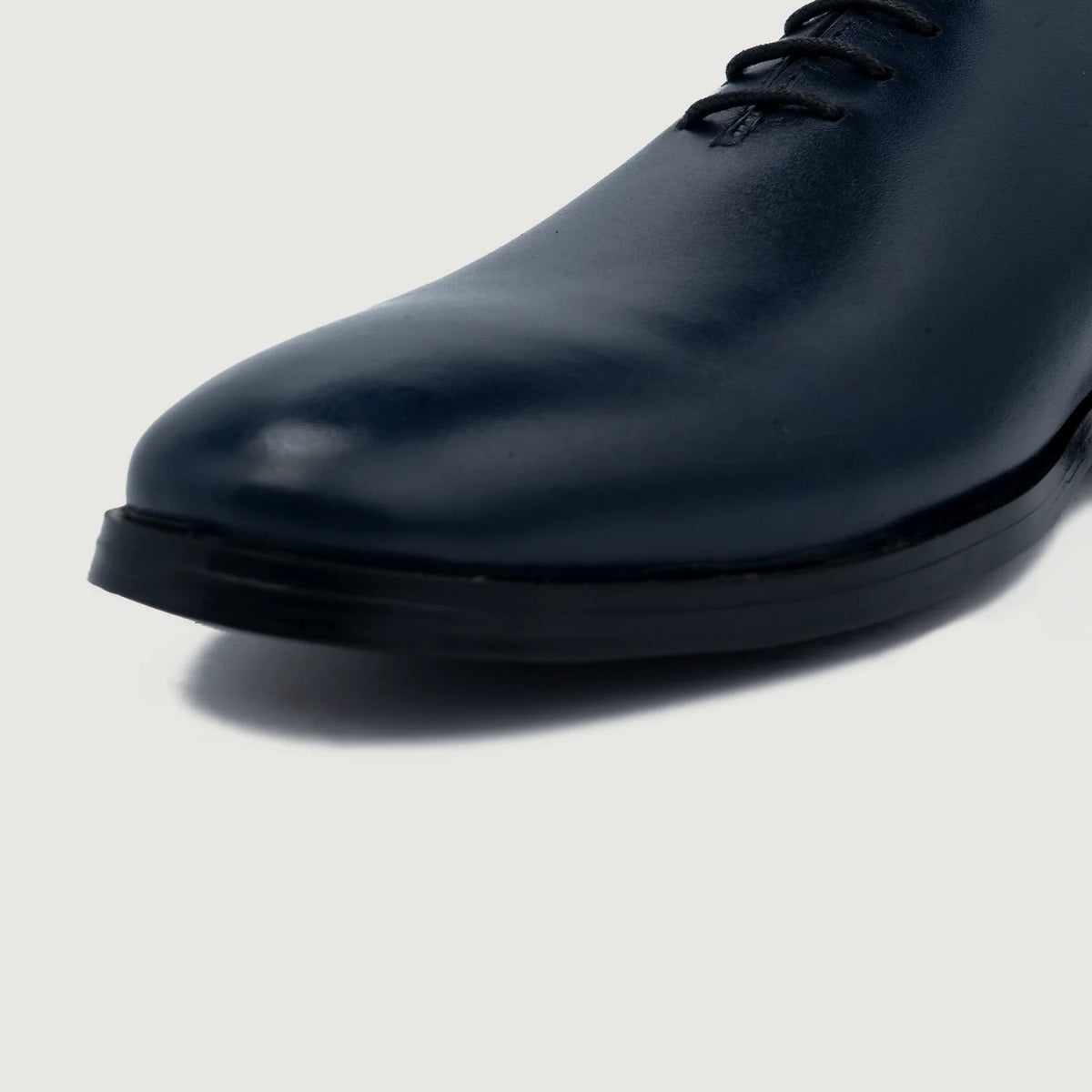 Authentic Full-Grain Leather Grain Texture & Heavy-Duty Seam Stitching Detail