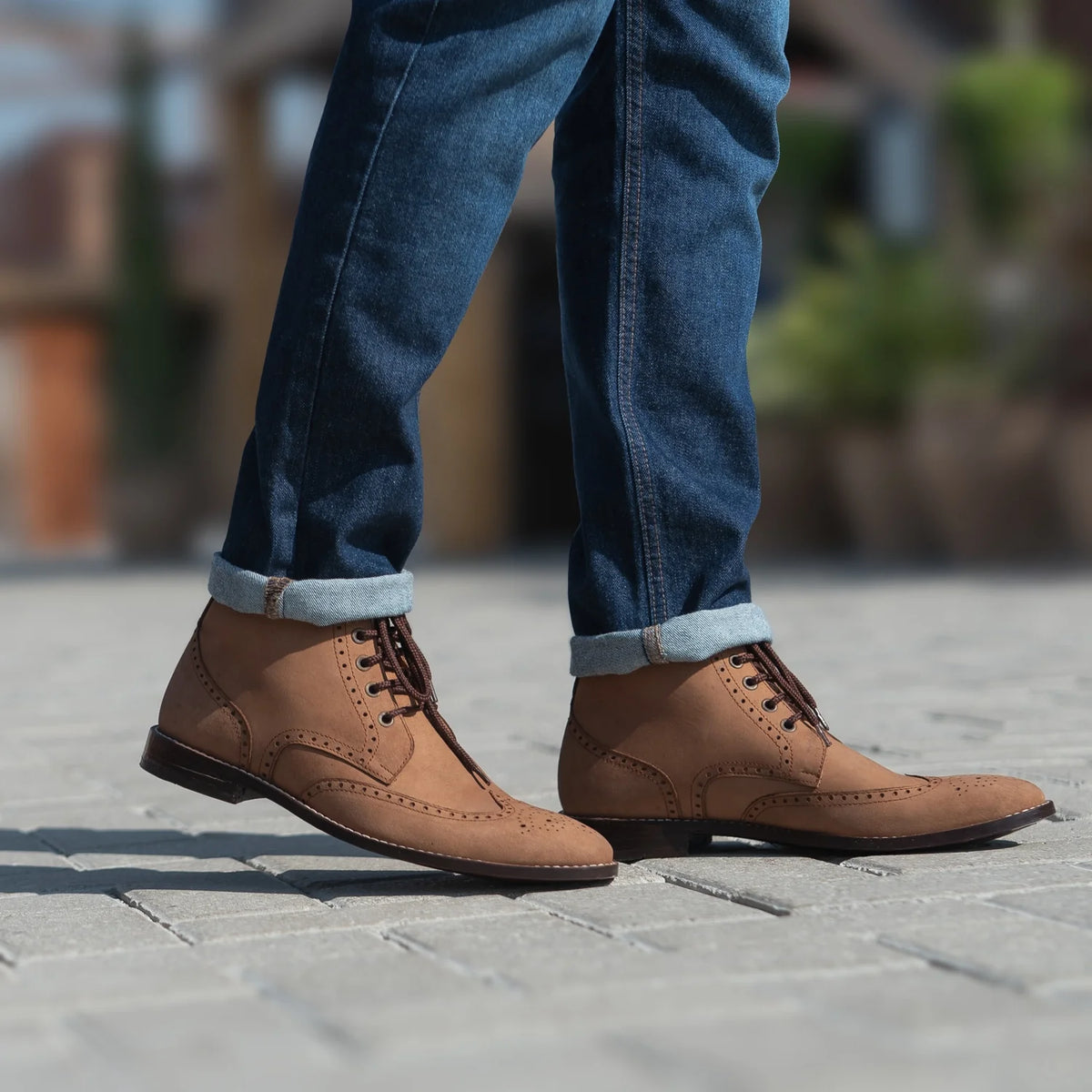 Zdjęcie na sylwetce:  Duster Brogues Derby Brązowy Nubuck Skórzane trzewiki Męska For Men na modelu w naturalnym świetle dziennym
