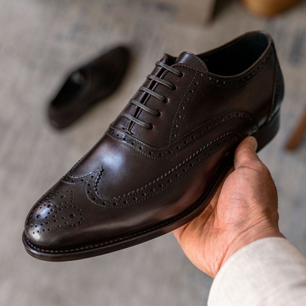 Tailored Rib Cuffs & Hem Craftsmanship Construction Detail on Aviator Chocolate Skórzane mokasyny Męska