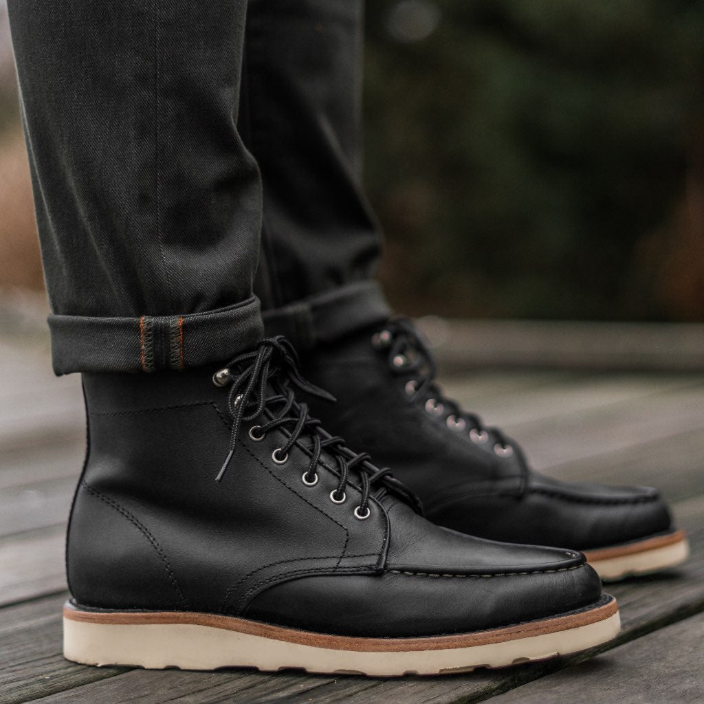 High-Traction Rubber Outsole & Lug Tread Pattern on Diplomat Czarny Matte Skórzane trzewiki Męska