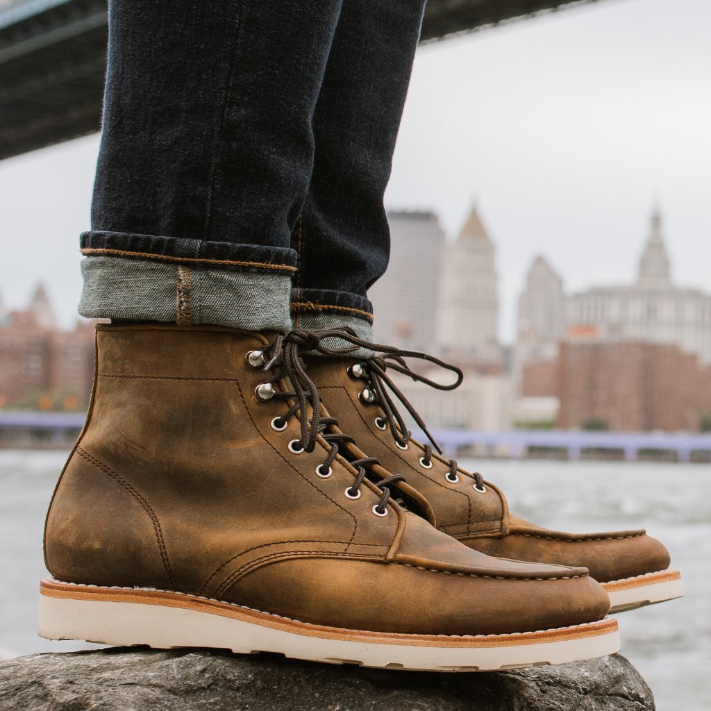 Authentic Full-Grain Leather Grain Depth & Pull-Up Patina Texture Detail