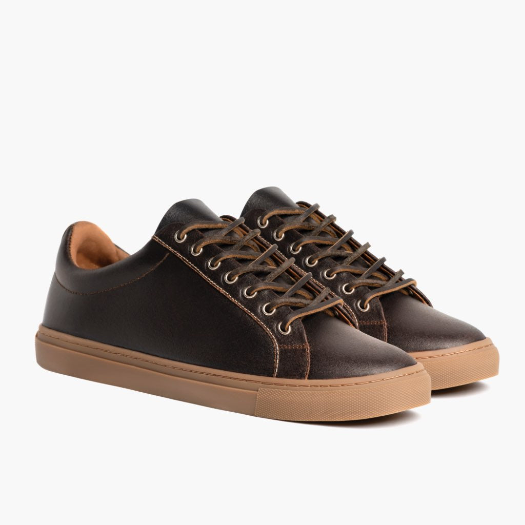 Premier Low Top Cacao Skórzane sneakersy Męska For Men in Classic Full-Grain Leather - Widok z profilu | Kup online w oficjalnym sklepie
