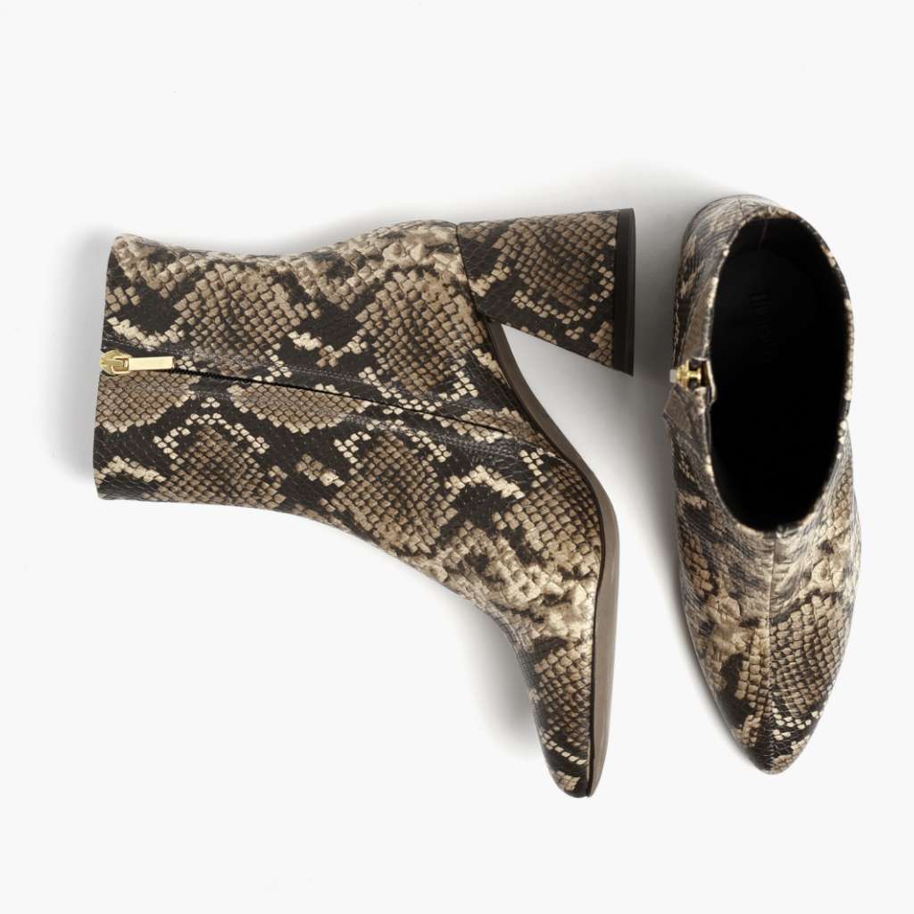 High-Traction Rubber Outsole & Lug Tread Pattern on Heartbreaker Snake Print Skórzane trzewiki Damska