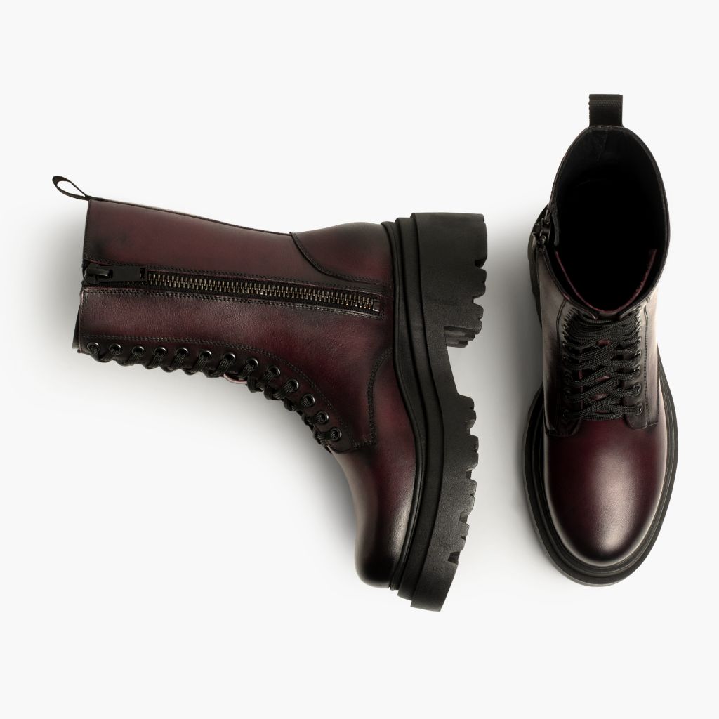 High-Traction Rubber Outsole & Lug Tread Pattern on Fatale Czarny Cherry Skórzane trzewiki Damska