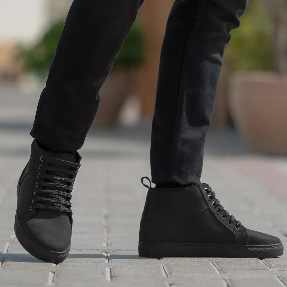 High-Traction Rubber Outsole & Lug Tread Pattern on Marty High Top Czarny Nubuck Skórzane sneakersy Męska