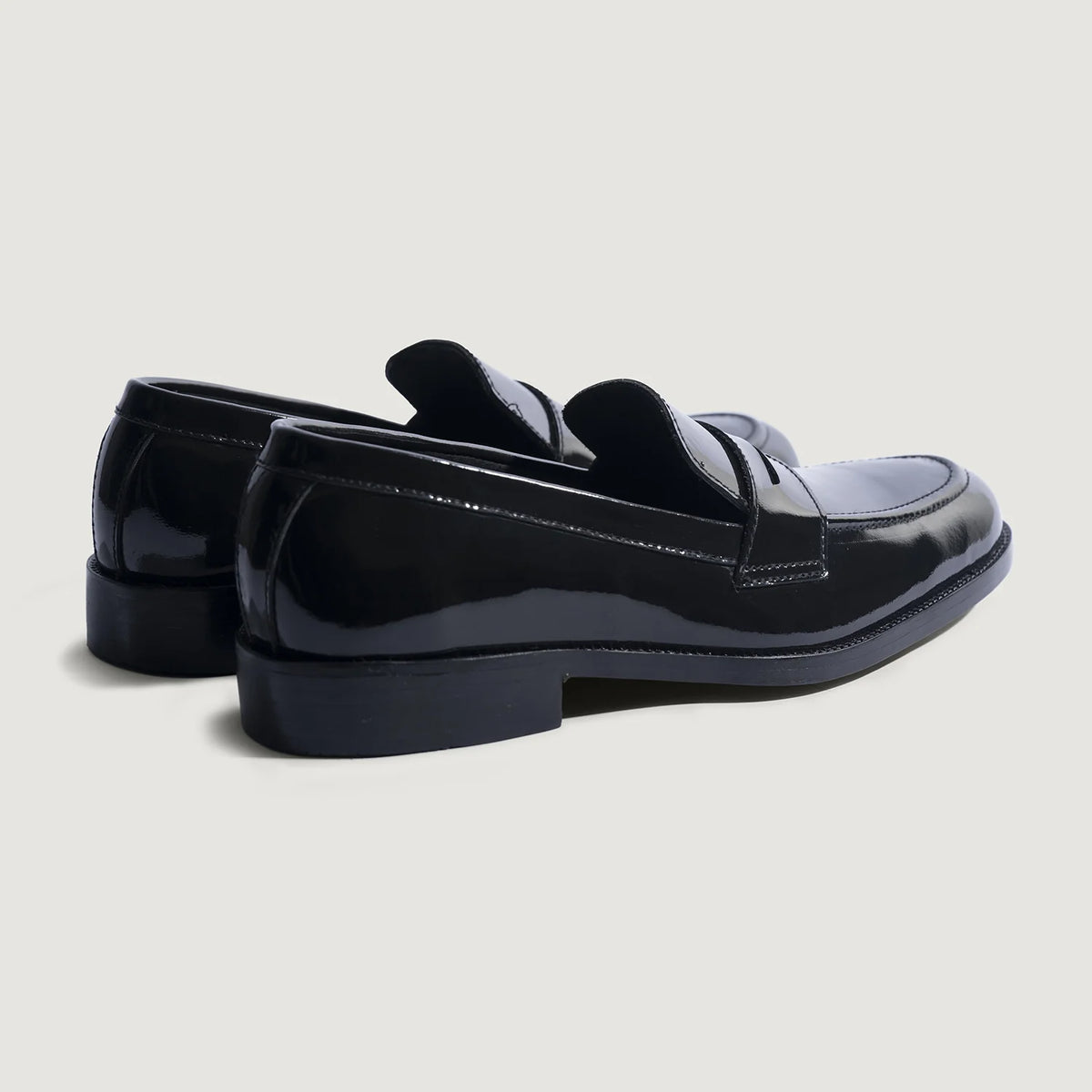 High-Traction Rubber Outsole & Lug Tread Pattern on Baxton Czarny Patent Skórzane mokasyny Męska For Men