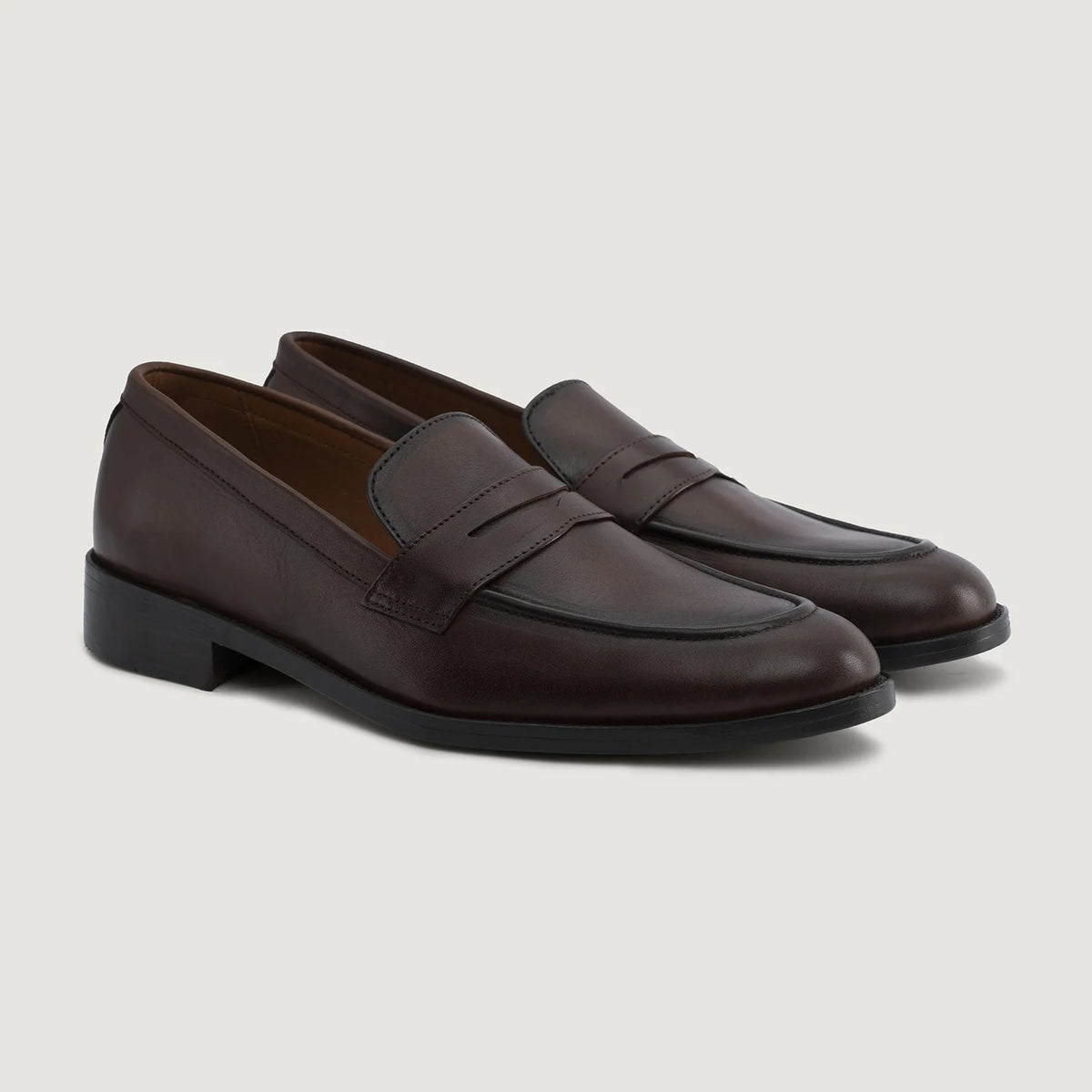 Baxton Burnished Brązowy Skórzane mokasyny Męska For Men in Burnished Brown Full-Grain Leather - Widok z profilu | Kup online w oficjalnym sklepie