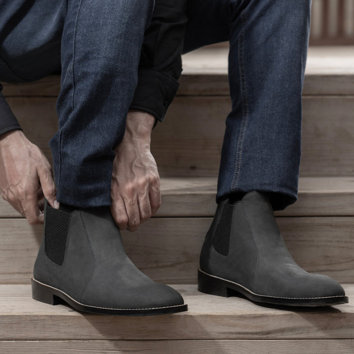 High-Traction Rubber Outsole & Lug Tread Pattern on Clarkson Chelsea Grey Nubuck Skórzane trzewiki - StudGuard Męska