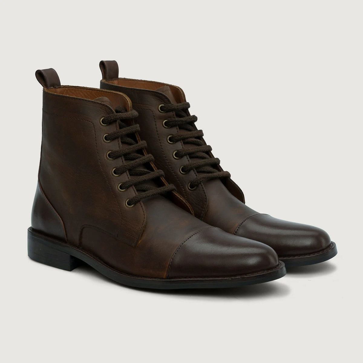 Knight Derby Hybrid Brown Leather Boots StudGuard For Men in Distressed Brown Full-Grain Leather - Widok z profilu | Kup online w oficjalnym sklepie