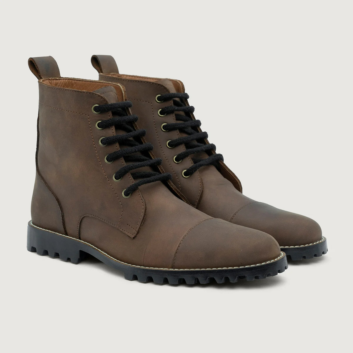 Knight Derby Waxed Brown Pullup Leather Boots TerraGrip For Men in Waxed Brown Full-Grain Leather - Widok z profilu | Kup online w oficjalnym sklepie