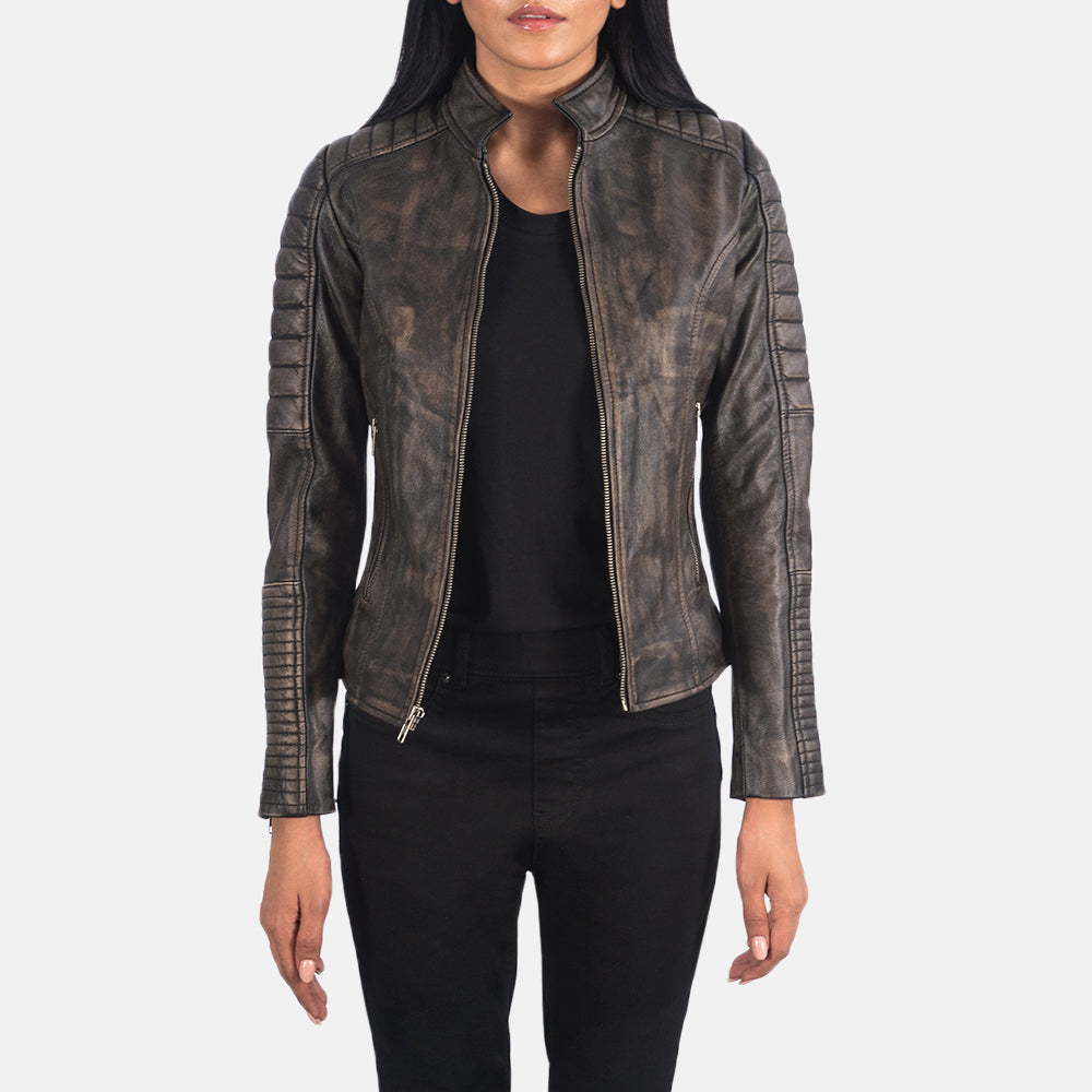 
Adalyn Pikowana Distressed Brązowy Skórzana Ramoneska Damska in Distressed Brown Goatskin Leather - Widok z przodu i dopasowana sylwetka | Kup online w oficjalnym sklepie