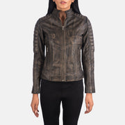 
Szczegółowe zbliżenie of Band & Zipper Hardware on Adalyn Pikowana Distressed Brązowy Skórzana Ramoneska Damska