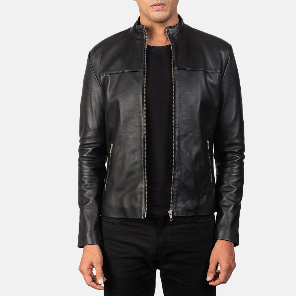
Adornica Czarny Skórzana Ramoneska Męska in Black Sheepskin Leather - Widok z przodu i dopasowana sylwetka | Kup online w oficjalnym sklepie