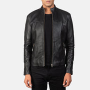 
Adornica Czarny Skórzana Ramoneska Męska in Black Sheepskin Leather - Widok z przodu i dopasowana sylwetka | Kup online w oficjalnym sklepie