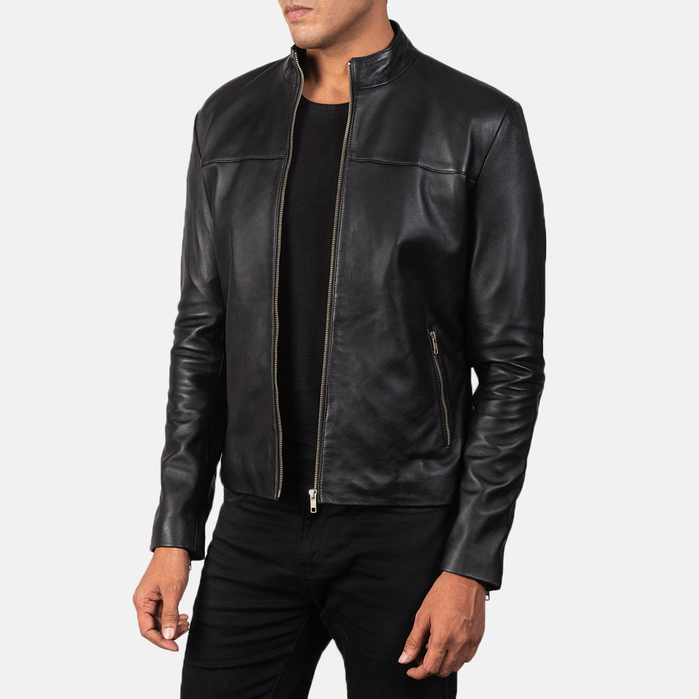 
Black Sheepskin Leather Biker Jacket - Widok z tyłu z dopasowanymi ramionami i czystym dołem