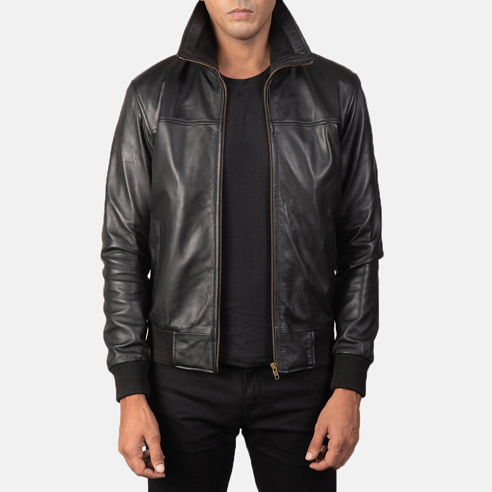 
Air Rolf Czarny Skórzana Kurtka Bomberka Męska in Black Sheepskin Leather - Widok z przodu i dopasowana sylwetka | Kup online w oficjalnym sklepie