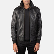 
Air Rolf Czarny Skórzana Kurtka Bomberka Męska in Black Sheepskin Leather - Widok z przodu i dopasowana sylwetka | Kup online w oficjalnym sklepie