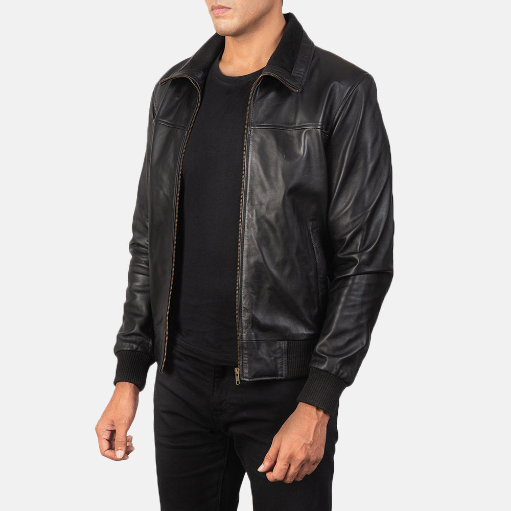 
Black Sheepskin Leather Bomber Jacket - Widok z tyłu z dopasowanymi ramionami i czystym dołem