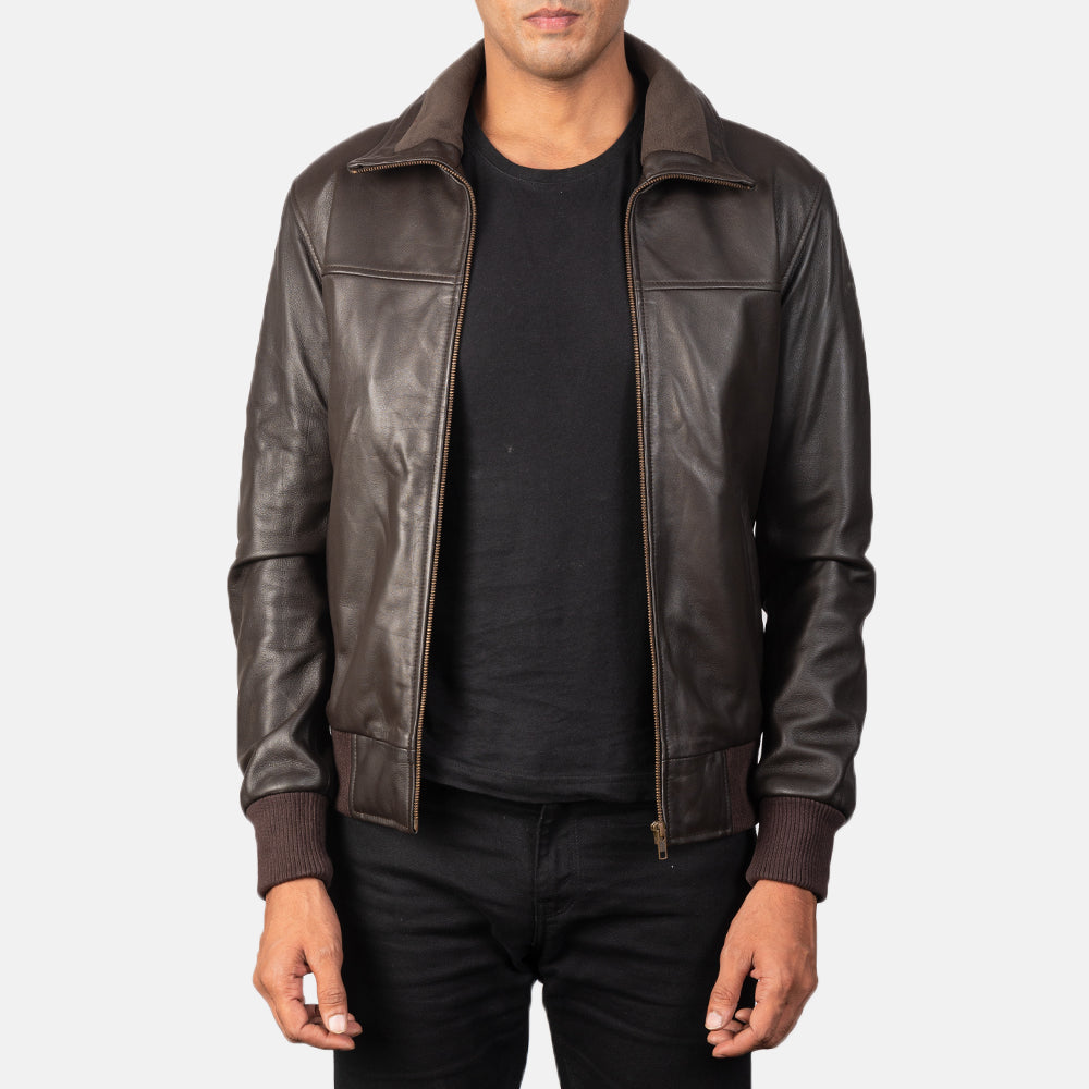 
Air Rolf Mocha Brown Leather Bomber Jacket in Dark Brown Sheepskin Leather - Widok z przodu i dopasowana sylwetka | Kup online w oficjalnym sklepie