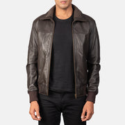 
Air Rolf Mocha Brown Leather Bomber Jacket in Dark Brown Sheepskin Leather - Widok z przodu i dopasowana sylwetka | Kup online w oficjalnym sklepie