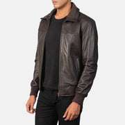 
Dark Brown Sheepskin Leather Bomber Jacket - Widok z tyłu z dopasowanymi ramionami i czystym dołem