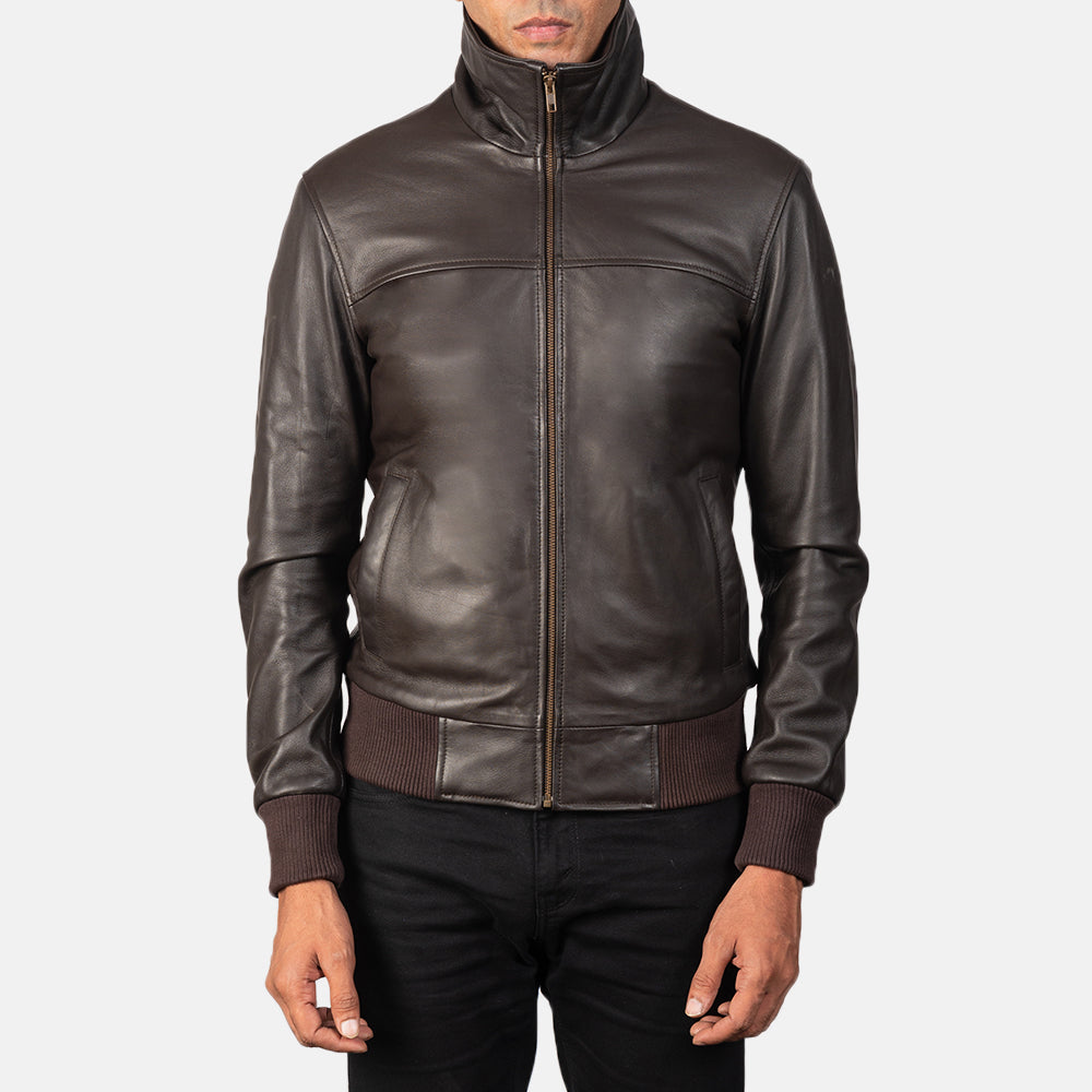 
Air Rolf Mocha Brown Leather Bomber Jacket - Widok z boku z ergonomicznym krojem rękawa