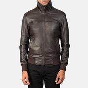 
Air Rolf Mocha Brown Leather Bomber Jacket - Widok z boku z ergonomicznym krojem rękawa