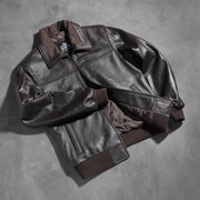 
Zdjęcie na sylwetce:  Air Rolf Mocha Brown Leather Bomber Jacket na modelu w naturalnym świetle dziennym