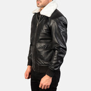 
Black Sheepskin Leather Bomber Jacket - Widok z tyłu z dopasowanymi ramionami i czystym dołem