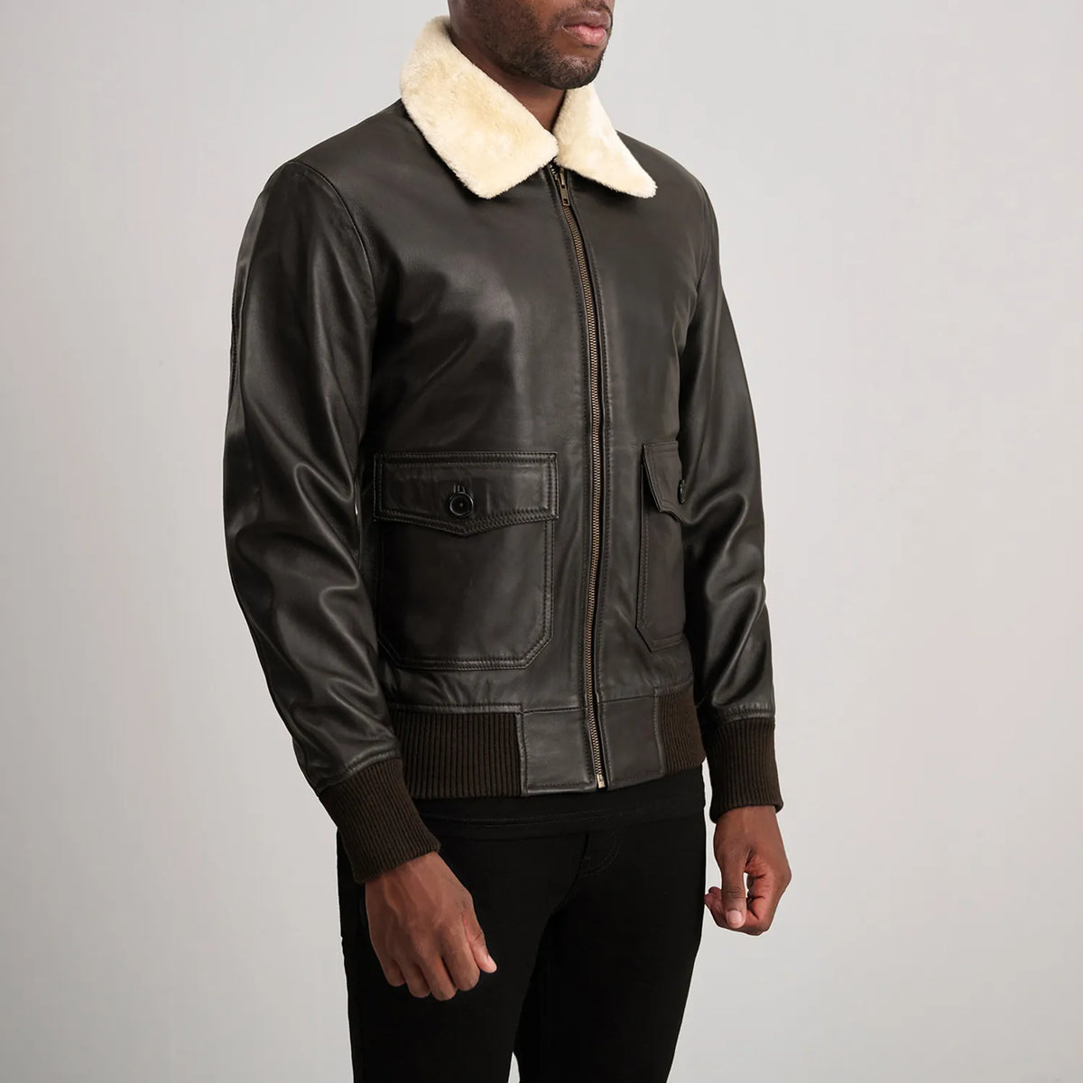
Brown Sheepskin Leather Bomber Jacket - Widok z tyłu z dopasowanymi ramionami i czystym dołem