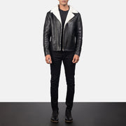 Close-Up Detail of Notch &amp; Zipper Hardware on Men's Alberto White Shearling Czarna Kurtka Skórzana Męska