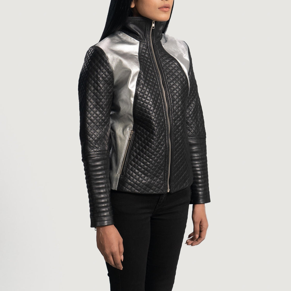 
Black Sheepskin Leather Biker Jacket - Widok z tyłu z dopasowanymi ramionami i czystym dołem