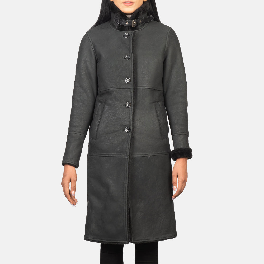 Close-Up Detail of Buckled Collar &amp; Button Hardware on Women's Alina Shearling Czarna Skórzany Płaszcz Damska
