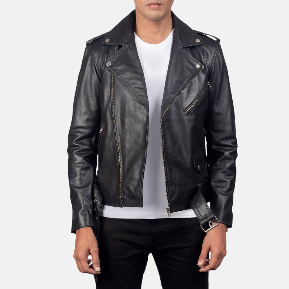 
Allaric Alley Black Leather Biker Jacket in Black Cowhide Leather - Widok z przodu i dopasowana sylwetka | Kup online w oficjalnym sklepie