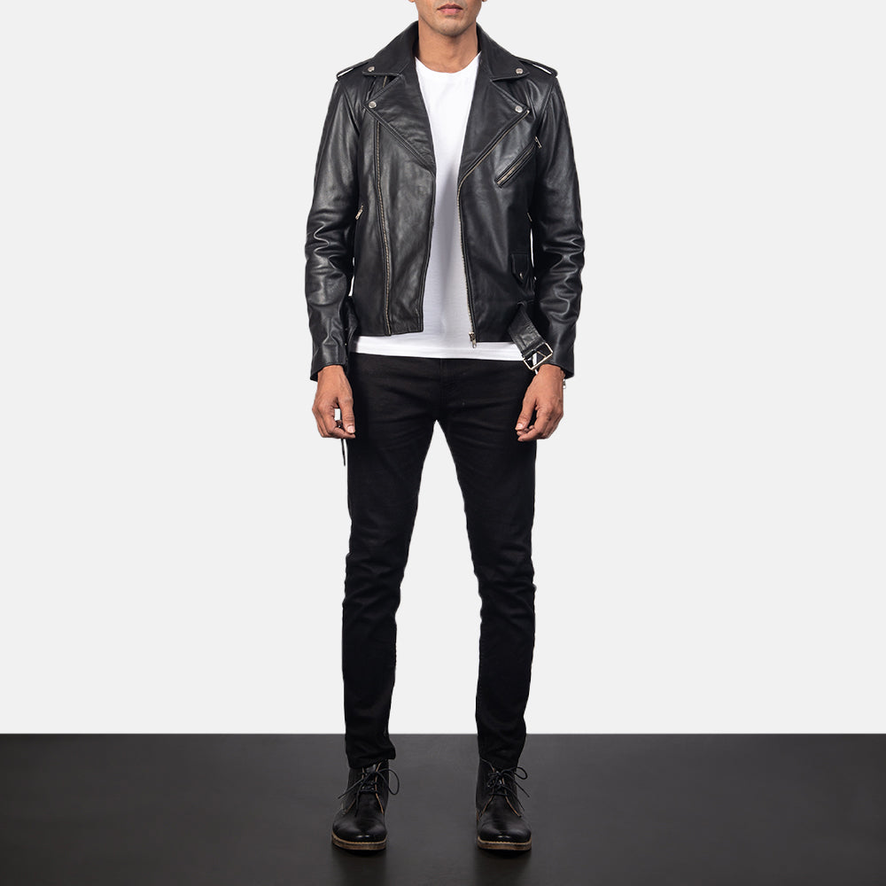 
Allaric Alley Black Leather Biker Jacket - Widok z boku z ergonomicznym krojem rękawa