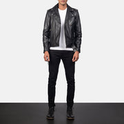 
Allaric Alley Black Leather Biker Jacket - Widok z boku z ergonomicznym krojem rękawa