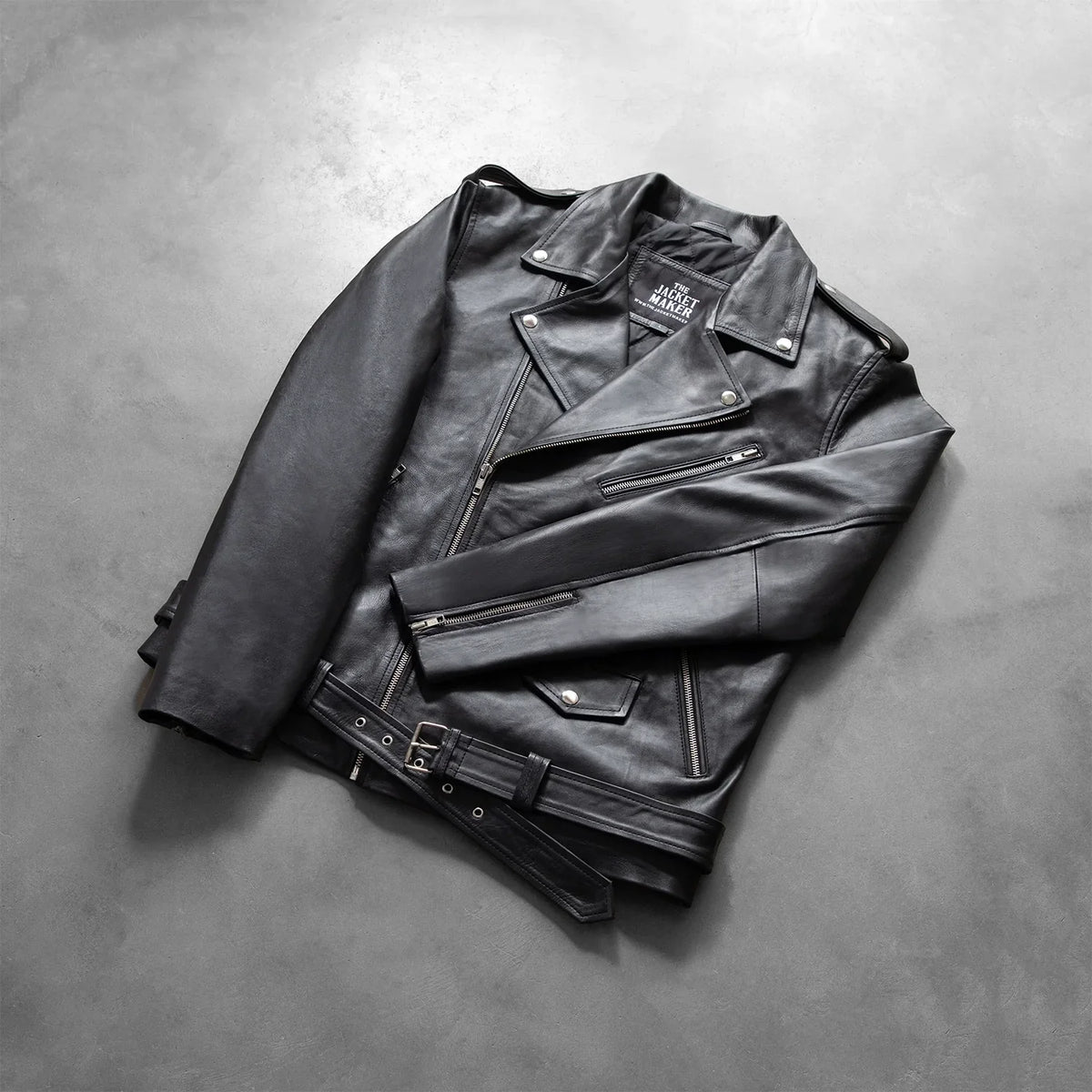 
Zdjęcie na sylwetce:  Allaric Alley Black Leather Biker Jacket na modelu w naturalnym świetle dziennym