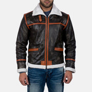 
Alpine Brązowy Fur Kurtka Skórzana Męska in Distressed Brown Goatskin Leather - Widok z przodu i dopasowana sylwetka | Kup online w oficjalnym sklepie