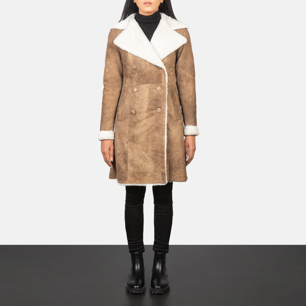 
Amie Distressed Brown Double Breasted Shearling Coat in Distressed Brown Sheepskin Snuffed - Widok z przodu i dopasowana sylwetka | Kup online w oficjalnym sklepie