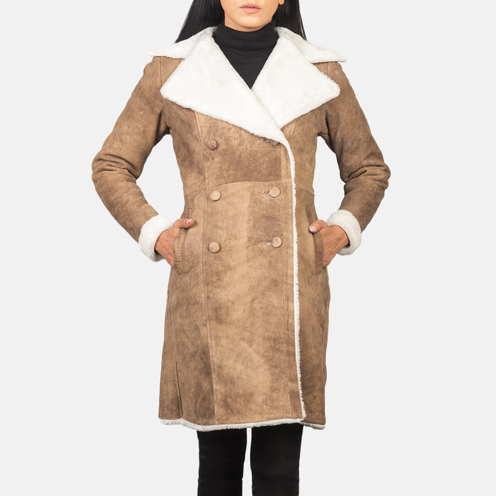 
Amie Distressed Brown Double Breasted Shearling Coat - Widok z boku z ergonomicznym krojem rękawa