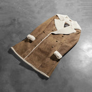 
Zdjęcie na sylwetce:  Amie Distressed Brown Double Breasted Shearling Coat na modelu w naturalnym świetle dziennym