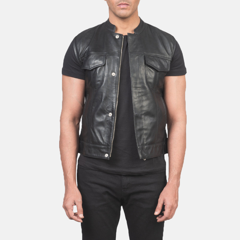 
Atlas Moto Czarny Skórzana Kamizelka Męska in Black Sheepskin Leather - Widok z przodu i dopasowana sylwetka | Kup online w oficjalnym sklepie