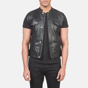 
Atlas Moto Czarny Skórzana Kamizelka Męska in Black Sheepskin Leather - Widok z przodu i dopasowana sylwetka | Kup online w oficjalnym sklepie