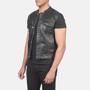 
Black Sheepskin Leather Biker Jacket - Widok z tyłu z dopasowanymi ramionami i czystym dołem