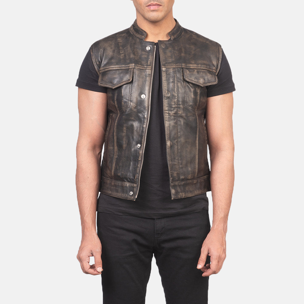
Atlas Moto Distressed Brązowy Skórzana Kamizelka Męska in Distressed Brown Sheepskin Leather - Widok z przodu i dopasowana sylwetka | Kup online w oficjalnym sklepie