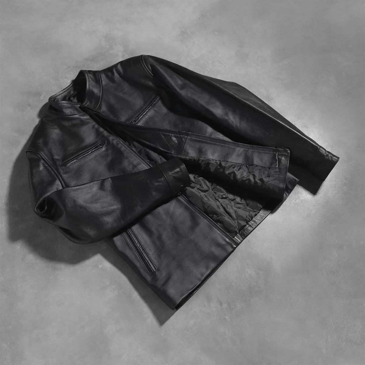 Styled Fit Perspective of Austere Matte Czarna Skórzana Ramoneska Męska on Model - Natural Daylight Drape